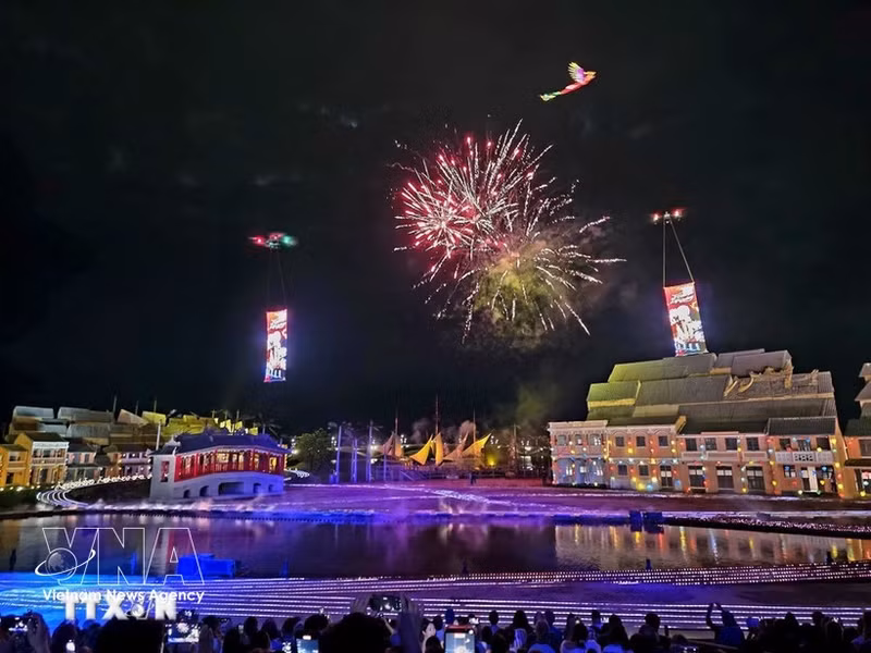 Un spectacle de drones a recréé des images de dragons et de phénix dans le ciel de Hoi An. Photo : VNA.