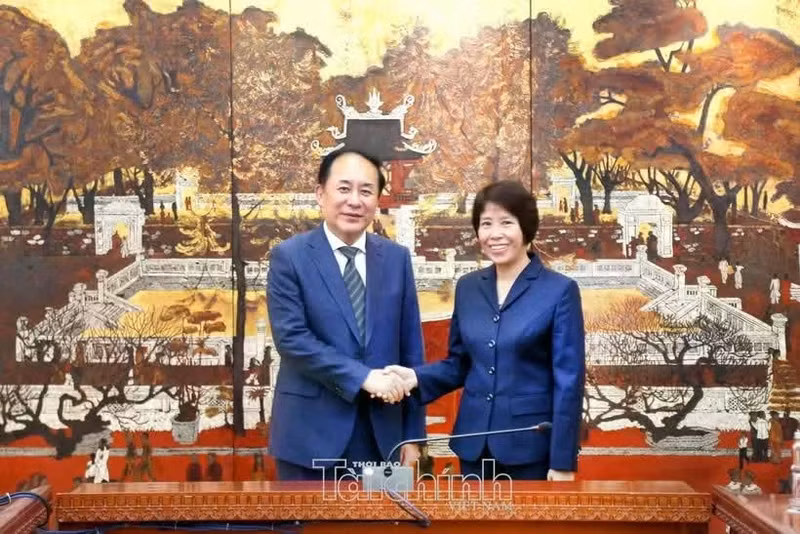La vice-ministre des Finances Nguyen Thi Bich Ngoc et Fan Bi, vice-directeur du Bureau de recherche du Conseil des affaires d’État de Chine. Photo : thoibaotaichinh
