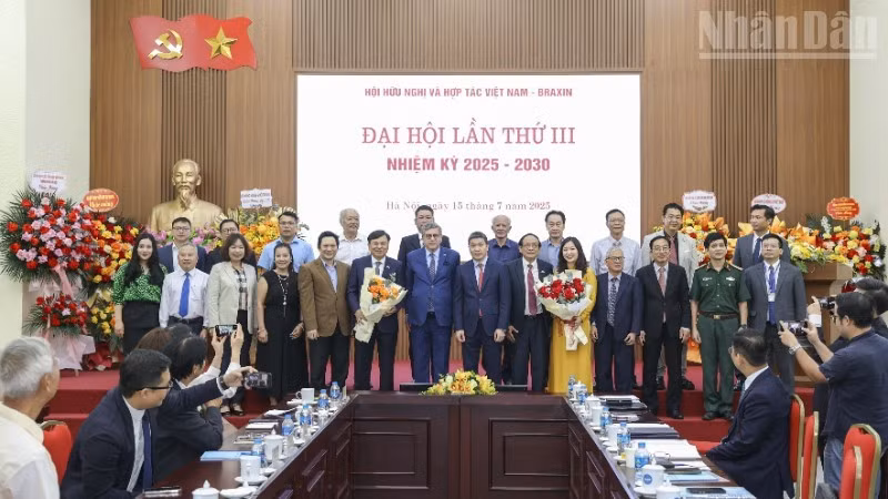 Le Comité exécutif de la 3ᵉ mandature (2025-2030) de l’Association d’amitié et de coopération Vietnam-Brésil. Photo : NDEL.