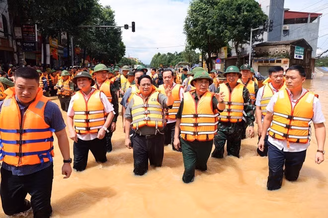 Le Premier ministre Pham Minh Chinh dirige la réparation des dégâts des intempéries à Thai Nguyên. Photo: VNA