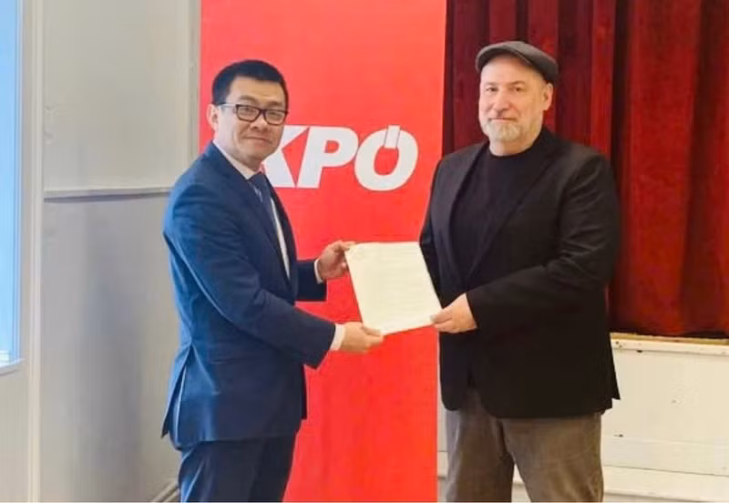 L’ambassadeur Vu Le Thai Hoang remet la lettre de remerciement du Comité central du Parti communiste du Vietnam à Günther Hopfgartner, président du KPO.