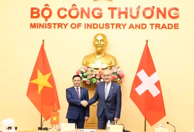 Le ministre vietnamien de l’Industrie et du Commerce, Le Manh Hung (gauche) et le président de la Confédération suisse, Guy Parmelin. Photo: moit.gov.vn.