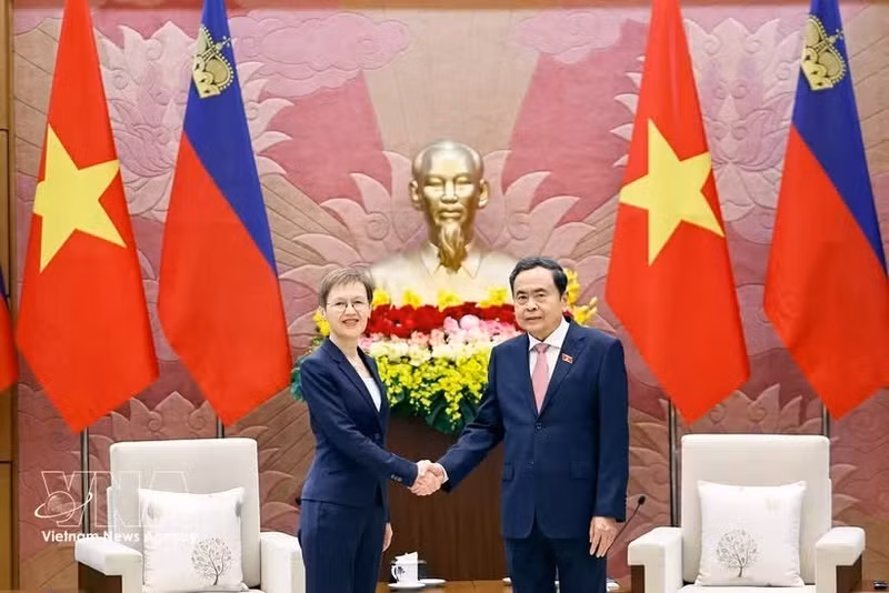 Le président de l’Assemblée nationale du Vietnam, Tran Thanh Man et la Première ministre du Liechtenstein, Brigitte Haas. Photo : VNA.