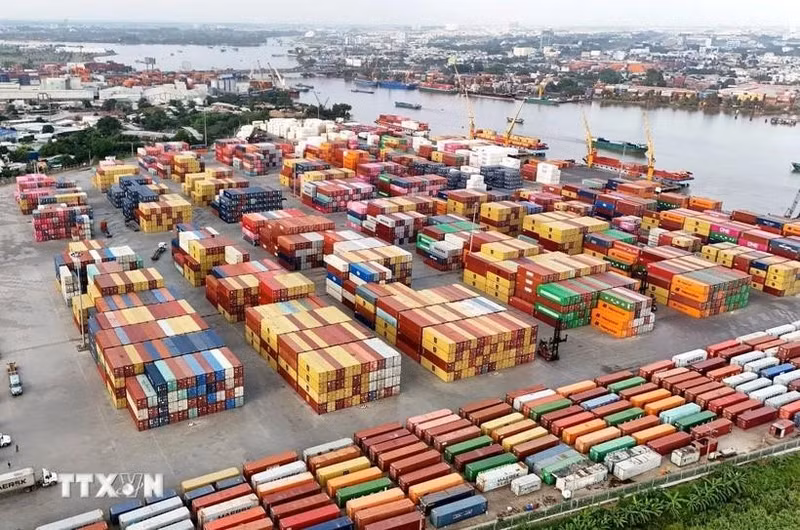 Conteneurs au port Long Binh (SOWATCO) à Hô Chi Minh-Ville. Photo : VNA.