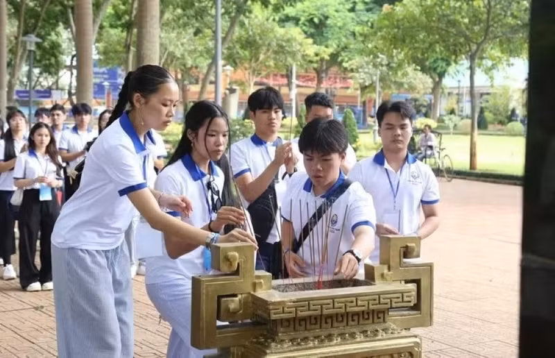 Les jeunes de la diaspora allument de l’encens en hommage aux soldats. Photo : Thanh Long.