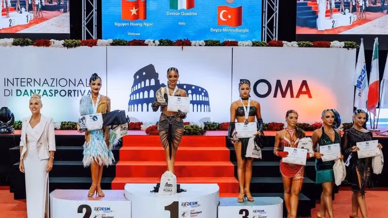 L’athlète Hoang Ngoc remporte la médaille d’argent mondiale en Solo Female Under 21 Latin. Photo : Comité d’organisation.
