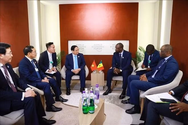 Vue de la rencontre entre le Premier ministre Pham Minh Chinh (à gauche) et le Premier ministre sénégalais Ousmane Sonko, à Tianjin, le 25 juin. Photo : VNA.
