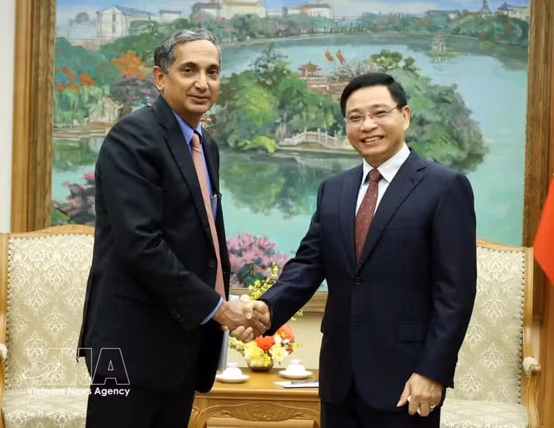Le vice-Premier ministre Nguyen Van Thang et Krisha Srinivasan, directeur du département Asie et Pacifique du Fonds monétaire international (FMI). Photo: VNA