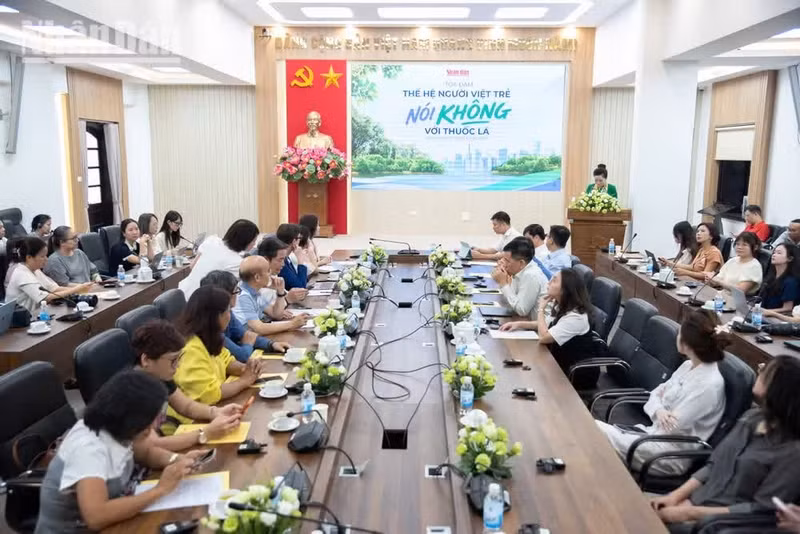 Vue d’ensemble de la table ronde « Une génération de jeunes Vietnamiens dit non au tabac ». Photo : Minh Duy.