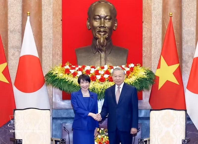 Le secrétaire général du Comité central du Parti communiste du Vietnam et président de la République, Tô Lâm, et la présidente du Parti libéral-démocrate et Première ministre du Japon, Takaichi Sanae, en visite officielle au Vietnam. Photo : VNA.