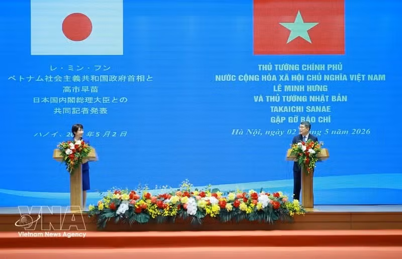 Les Premiers ministres Le Minh Hung et Takaichi Sanae lors de la rencontre de presse. Photo : VNA.