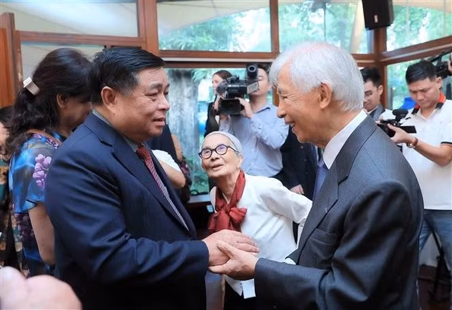 Le vice-Premier ministre Nguyen Chi Dung présente ses félicitations au professeur Tran Thanh Van et à la professeure Le Kim Ngoc, à Hanoi, le 4 octobre. Photo : VNA.