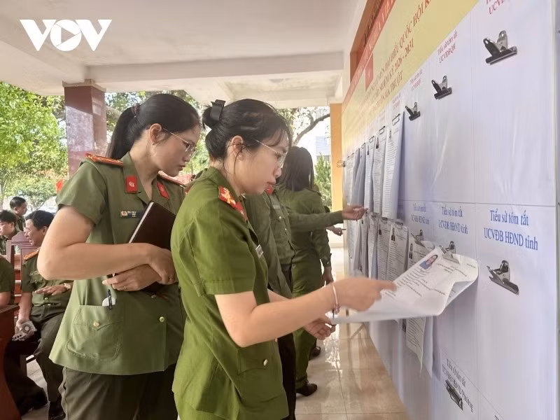 can-bo-chien-si-cong-an-dak-lak-tim-hieu-thong-tin-cac-ung-cu-vien-lan-cuoi-truoc-khi-bo-phieu-bau-cu-11zon.jpg