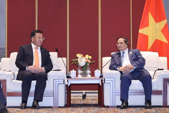Le Premier ministre Pham Minh Chinh rencontre Dai Hegen, président de la China Railway Construction Corporation (CRCC). Photo : VNA.