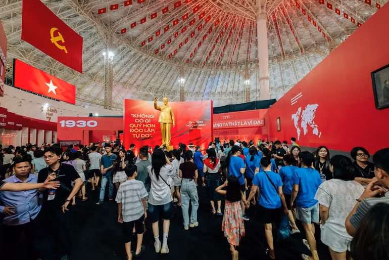 L’espace d’exposition « 95 ans du Drapeau du Parti éclaire la voie », organisé dans le cadre de l’Exposition des réalisations nationales, a attiré un large public venu visiter et vivre l’expérience.