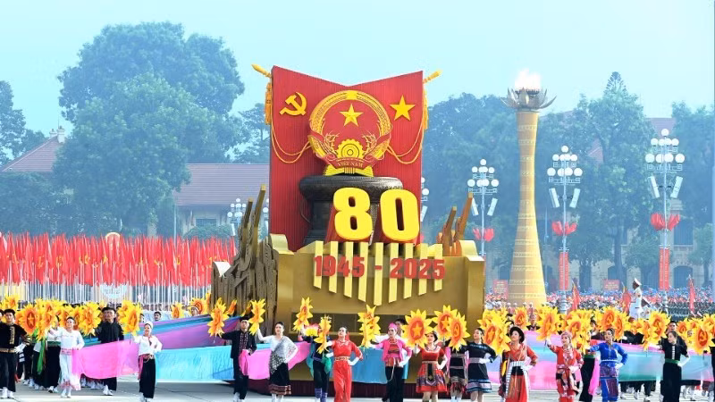 Lors de la célébration du 80e anniversaire de la Fête nationale sur la place Ba Dinh. Photo: NDEL
