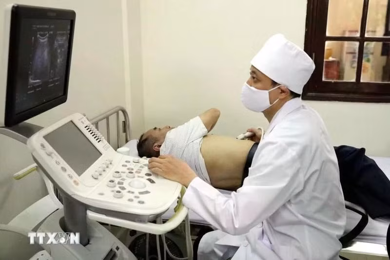 Un médecin militaire réalise une échographie pour des habitants de Dong Dang (district de Cao Loc, province de Lang Son). Photo : VNA.