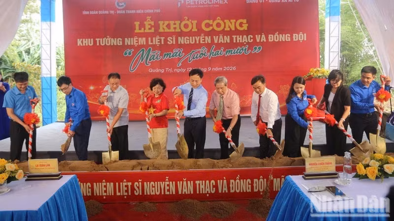 Les délégués lors de la cérémonie de lancement des travaux du mémorial dédié au soldat tombé pour la Patrie Nguyen Van Thac et à ses compagnons d’armes. (Photo : H.M)