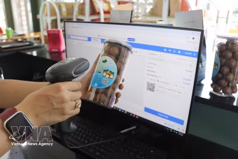Les produits OCOP sont numérisés, dotés de codes QR permettant d’en retracer l’origine et mis en vente sur les plateformes de commerce électronique. Photo d’illustration : VNA.