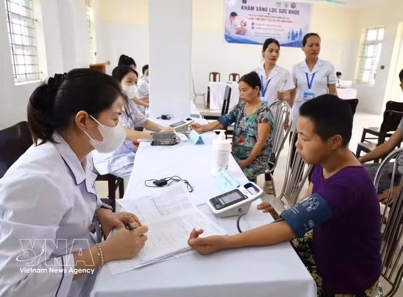 Des examens médicaux périodiques et des dépistages gratuits sont organisés au Centre de protection sociale n°1 de Nam Dinh, dans la commune de Xuan Truong (province de Ninh Binh). Photo : VNA.