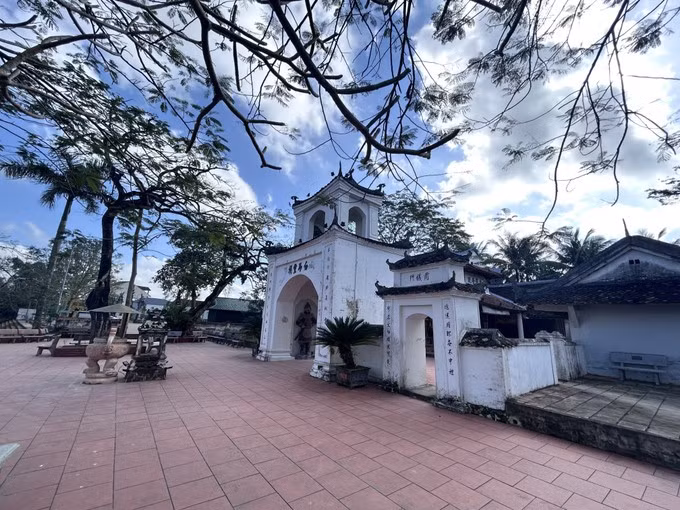 Le temple Bach Ma, situé sur un site d’environ 5.000 m² au hameau de Tân Ha, commune de Kim Bảng, est dédié au culte de Phan Da, un général talentueux de l’époque des Lê postérieurs.