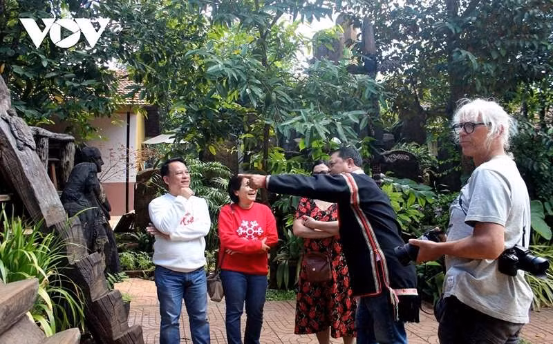 Les visiteurs découvrent avec enthousiasme la culture E De à Dak Lak. Photo : VOV.