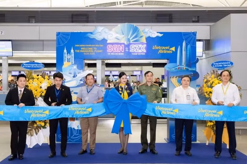 Les délégués lors de la cérémonie d’inauguration de la liaison aérienne. Photo: baodautu.vn