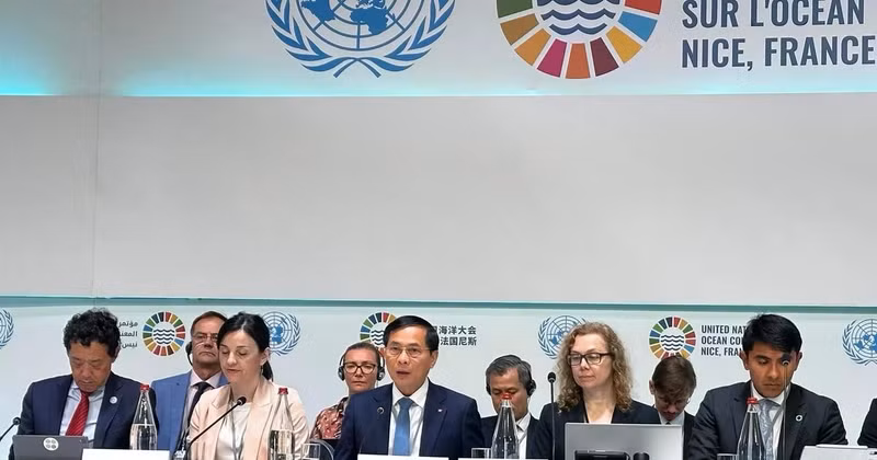 Le vice-Premier ministre vietnamien et ministre des Affaires étrangères du Vietnam, Bui Thanh Son (centre, premier rang) lors de l’événement, à Nice, en France, le 11 juin. Photo : VNA.