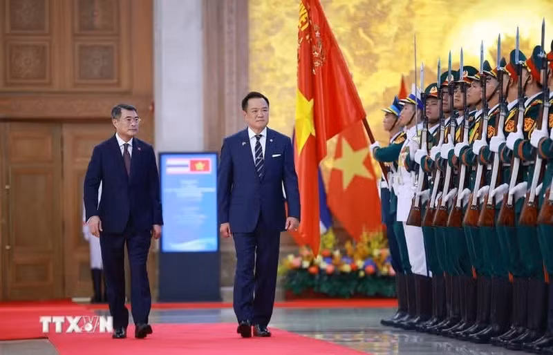 Le Premier ministre vietnamien Le Minh Hung (à gauche) et le Premier ministre thaïlandais Anutin Charnvirakul, lors de la cérémonie d'accueil. Photo : VNA.
