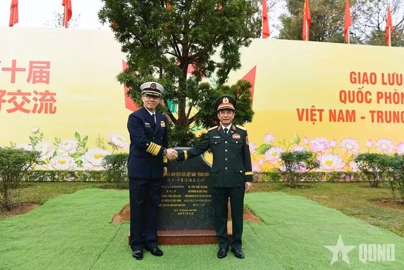 Le ministre vietnamien de la Défense, Phan Van Giang (droite) et son homologue chinois Dong Jun. Photo: qdnd.vn
