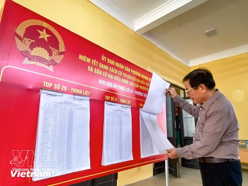 Les électeurs se renseignent soigneusement sur les candidats avant de voter. Photo : Vietnam+