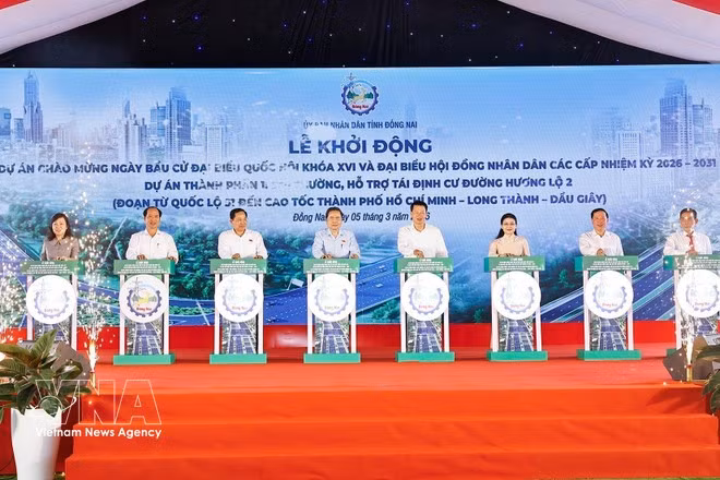 Le président de l'AN Tran Thanh Man assiste à la cérémonie de lancement du premier tronçon du projet routier Huong Lo 2. Photo: VNA