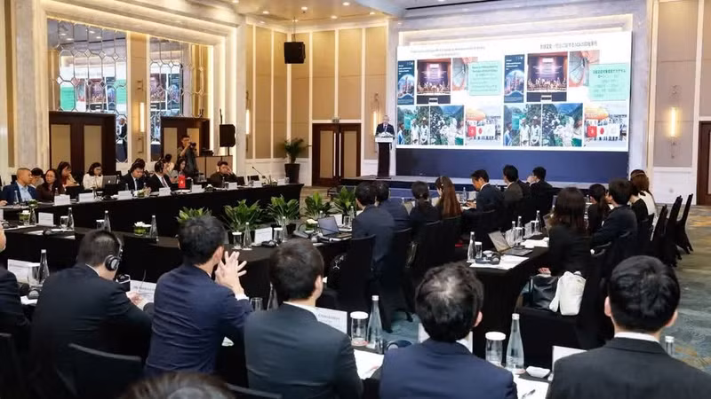 Le séminaire de haut niveau sur l’APD de nouvelle génération, intitulé « Prêt-programme pour la transition verte vers une croissance verte et le renforcement de la résilience face au changement climatique », a été organisé par l’Agence japonaise de coopération internationale (JICA) en coordination avec le ministère vietnamien des Finances dans la matinée du 18 mars 2026 à Hanoi.