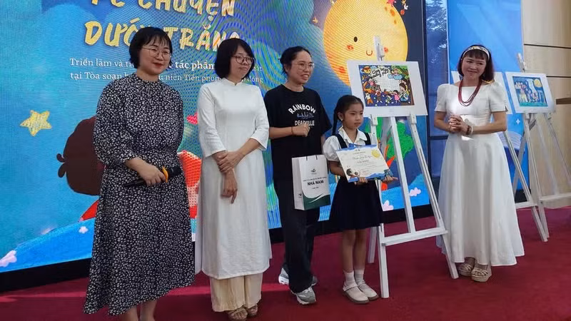 La jeune auteure Pham Doan Tu Uyen (deuxième à partir de la droite) lors de la cérémonie de remise des prix. (Photo : MINH THU)