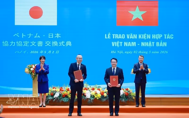 Le Premier ministre vietnamien Le Minh Hung et la Première ministre japonaise Takaichi Sanae assistent à la remise de l’accord de prêt (L/A) pour le projet de développement rural résilient aux catastrophes naturelles, conclu entre le gouvernement vietnamien et Agence japonaise de coopération internationale. Photo : VNA.