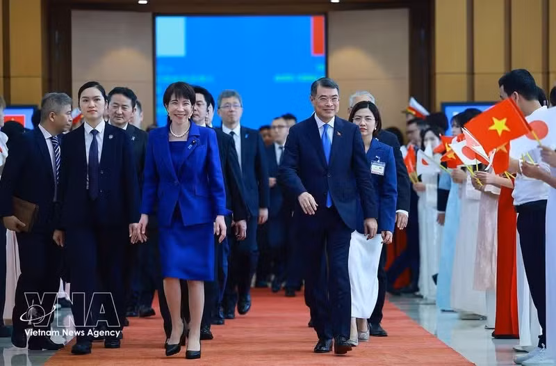 Les Premiers ministres Lê Minh Hung et Takaichi Sanae. Photo : VNA.
