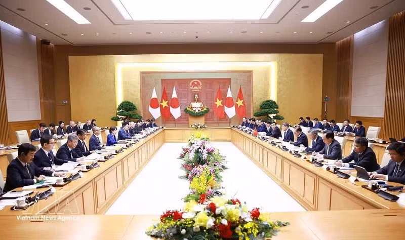 Les chefs de gouvernement des deux pays s'entretiennent à Hanoi. Photo : VNA.