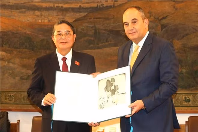 Le premier vice-président du Parlement grec Ioannis Plakiotakis (droite) et le vice-président de l’Assemblée nationale du Vietnam (AN), Nguyen Duc Hai (à gauche). Photo : VNA.