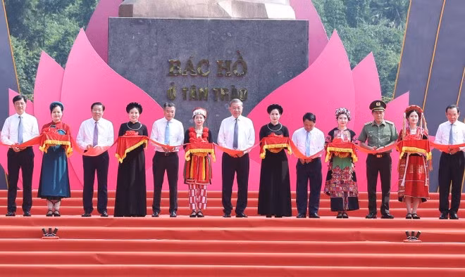 e secrétaire général Tô Lâm et des délégués coupent la bande d'inauguration de la statue du Président Hô Chi Minh à Tân Trào. Photo : VNA