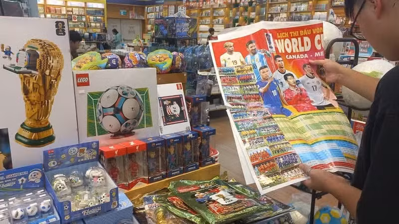 Des jouets Lego aux couleurs de la Coupe du monde 2026 sont exposés dans une librairie du centre commercial Aeon Mall Ha Dong, à Hanoï. Photo: VNA.
