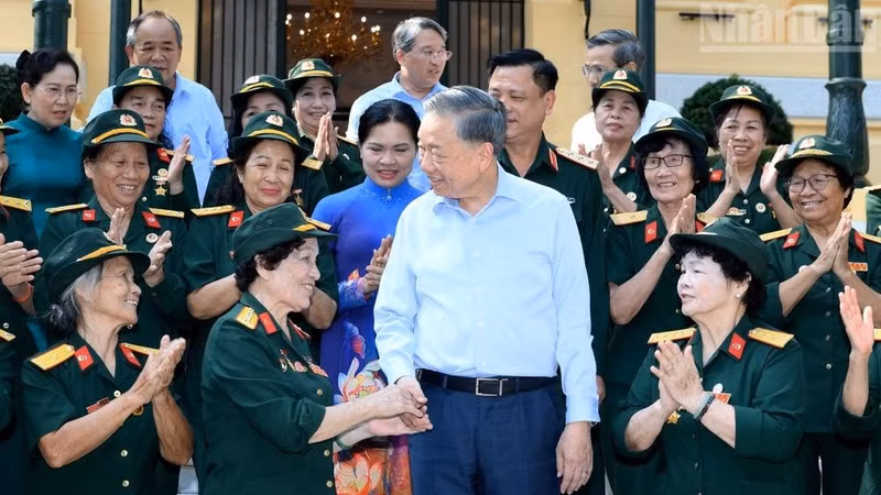 Le secrétaire général du Parti communiste du Vietnam et président de la République, To Lam, et des anciennes conductrices militaires de la piste Truong Son. Photo : NDEL.