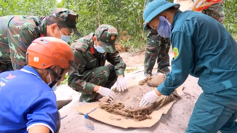 Les forces compétentes ont découvert et exhumé une dépouille de soldat tombé pour la Patrie dans la commune de Dak To Kan. Photo : VHO