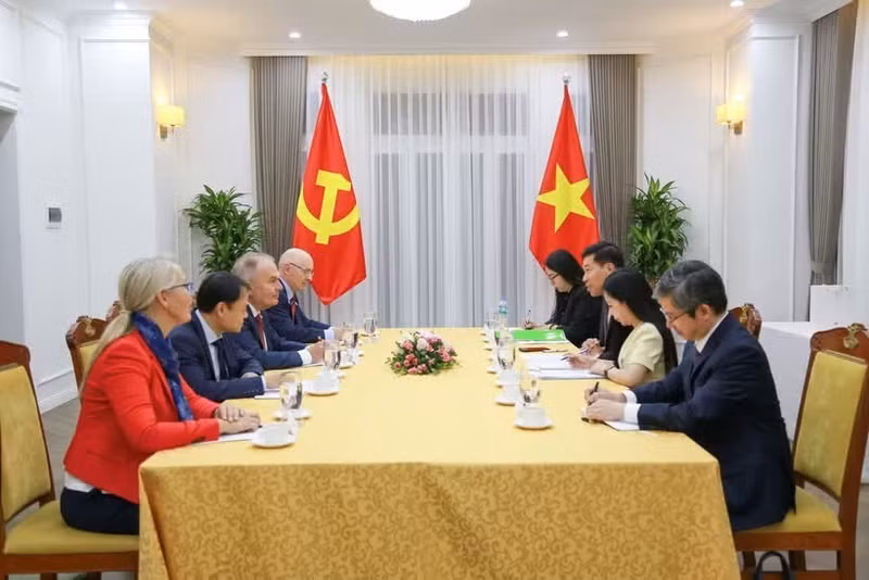 Le vice-ministre vietnamien des Affaires étrangères, Nguyên Manh Cuong, s’entretient avec le président du Parti ouvrier hongrois, Gyula Thürmer. Photo : ministère des Affaires étrangères.