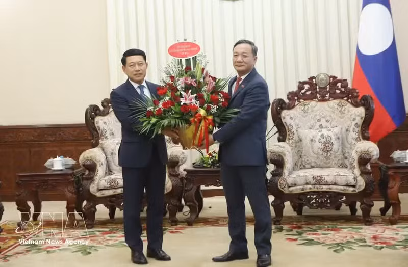 ’ambassadeur du Vietnam au Laos, Nguyên Minh Tâm (à droite), transmet une corbeille de fleurs du Premier ministre vietnamien Lê Minh Hung au Premier ministre lao Saleumxay Kommasith. Photo : VNA.