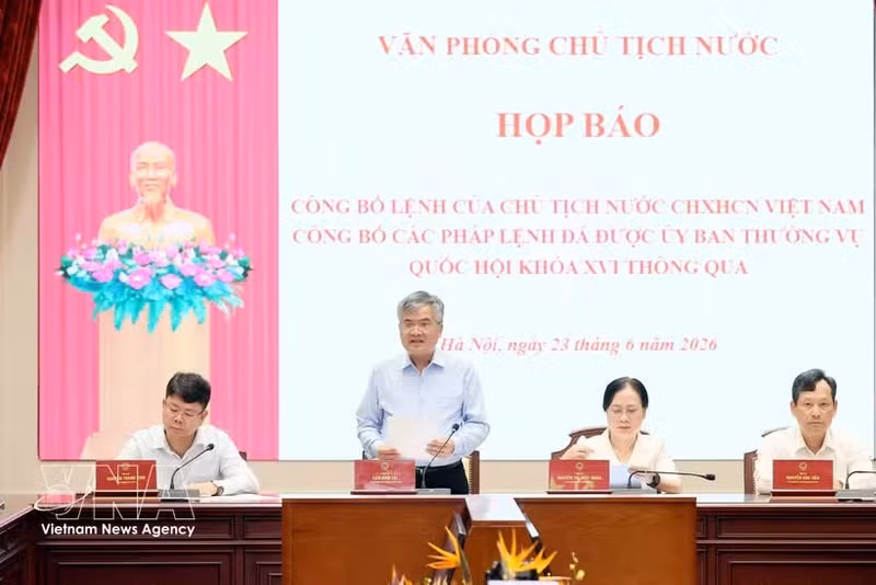 Le chef adjoint du Bureau présidentiel, Can Dinh Tai, préside la conférence de presse. Photo : VNA.