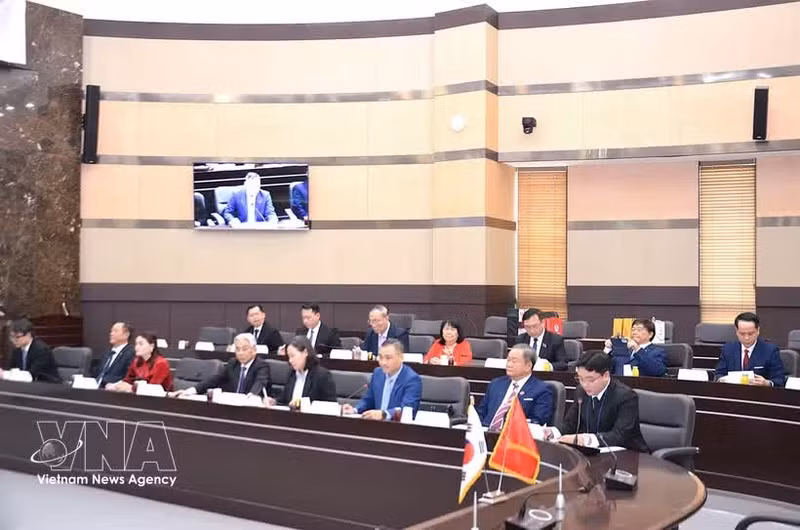 Des représentants de quatre établissements d’enseignement supérieur vietnamiens. Photo : VNA.