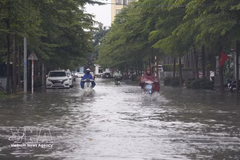 De fortes pluies, qui ont duré plus de deux heures le 14 août 2026, ont inondé plusieurs routes dans le quartier de Vinh Phuc, province de Phu Tho, perturbant les déplacements et la vie quotidienne des habitants. Photo : VNA