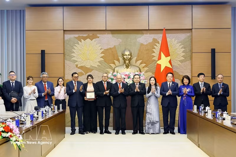 Le président de l’Assemblée nationale du Vietnam, Trân Thanh Mân, avec la haute délégation du Parti du Travail du Mexique conduite par son secrétaire général Alberto Anaya Gutierrez. Photo : VNA.
