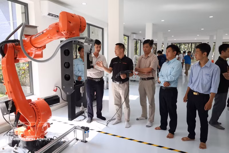 Un laboratoire d'automatisation industrielle, équipé de systèmes robotiques et d'une ligne de production simulée, mis en service à l'Université des sciences et technologies de l'Université de Dà Nang. Photo : VNA