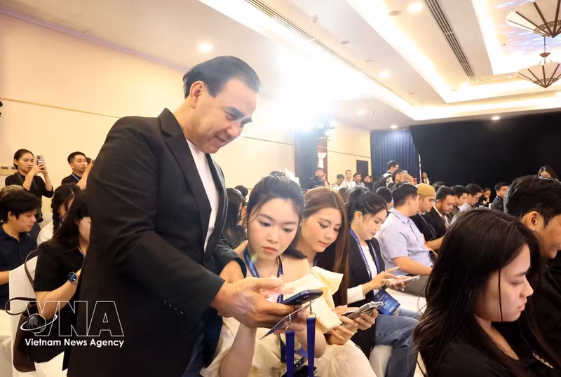 L'artiste Quyen Linh et d'autres artistes et influenceurs participent au Club de confiance numérique de Hô Chi Minh-Ville. Photo : VNA